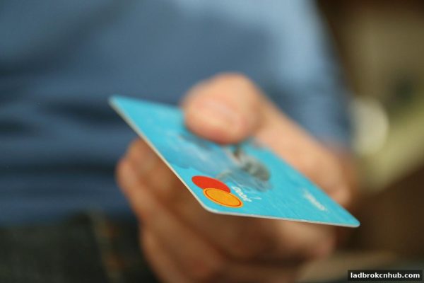 立博体育中文版：极速赛车与世界杯直播提现审核失败全解析与应对策略