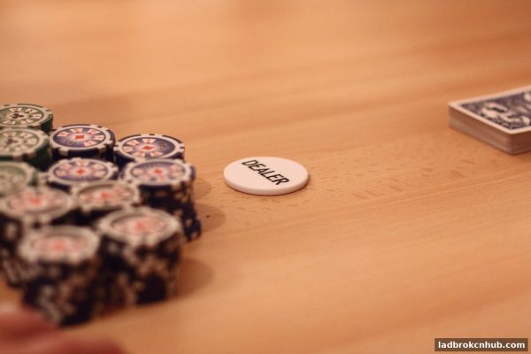 立博体育中文版详解：牛牛与龙虎游戏全攻略（规则、技巧与避坑指南）