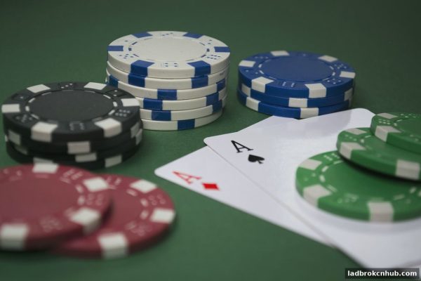 立博体育中文版：筹码管理与看路法在二十一点和百家乐中的实战应用